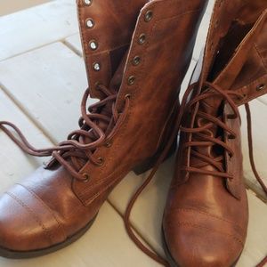 🍂FALL IS COMING🍃 Faux leather, lace-up boots